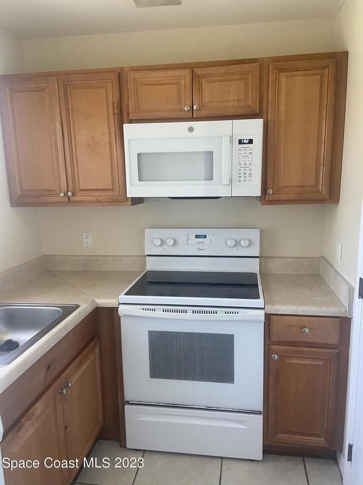 290 Spring Dr Apt 4 #4 - Photo 3 of 16