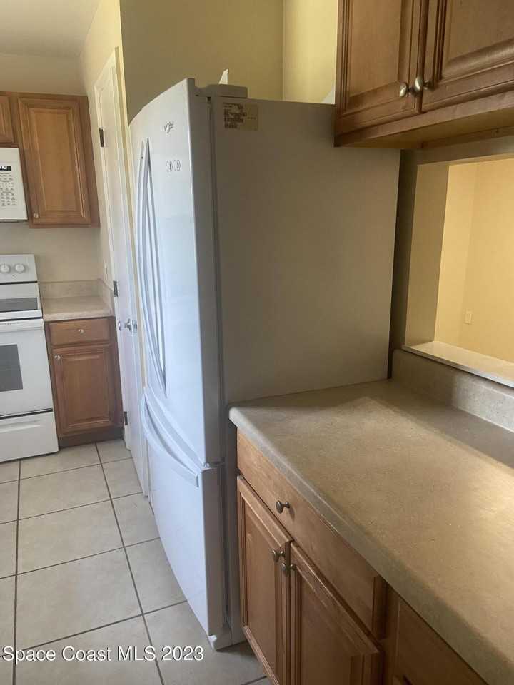 290 Spring Dr Apt 4 #4 - Photo 4 of 16