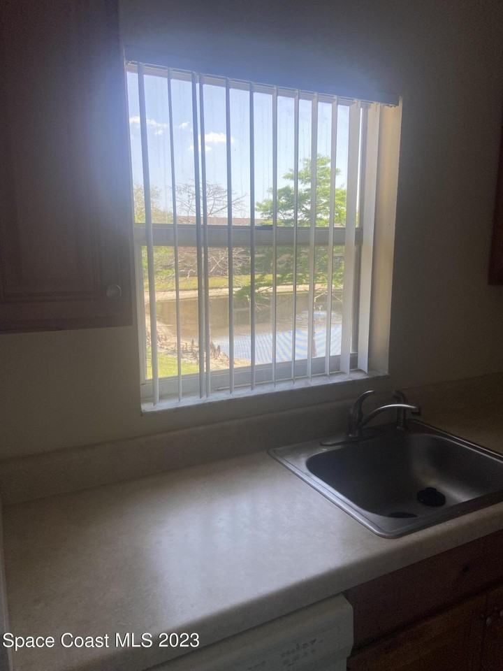 290 Spring Dr Apt 4 #4 - Photo 5 of 16