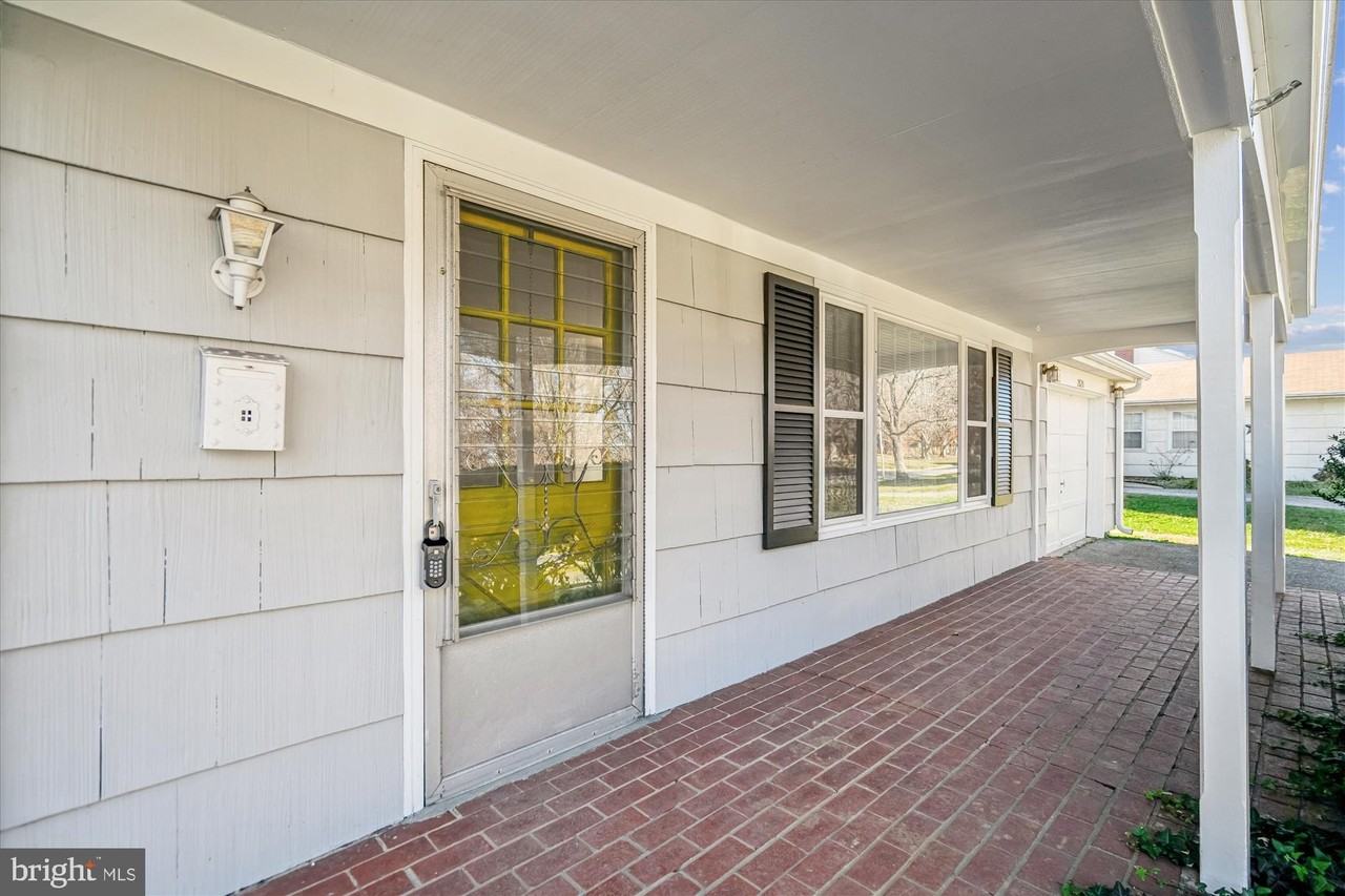 2820 Belair Dr - Photo 3 of 33