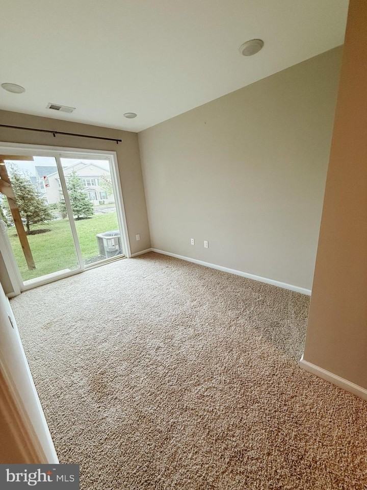 1101 Hights Farm Road North - Photo 4 of 38