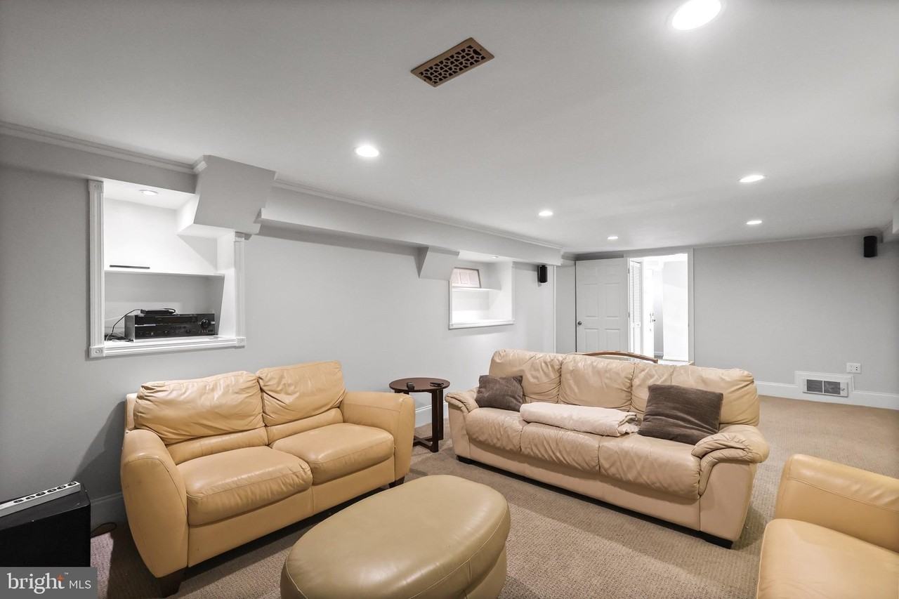 1233 South Oakcrest Road - Photo 3 of 28