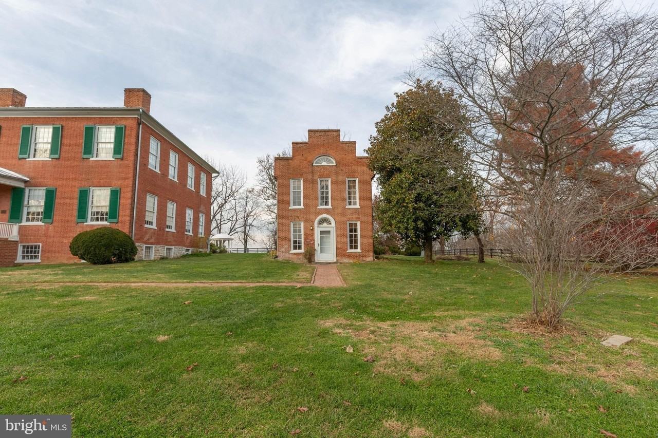 562 Smithfield Lane - Photo 2 of 24