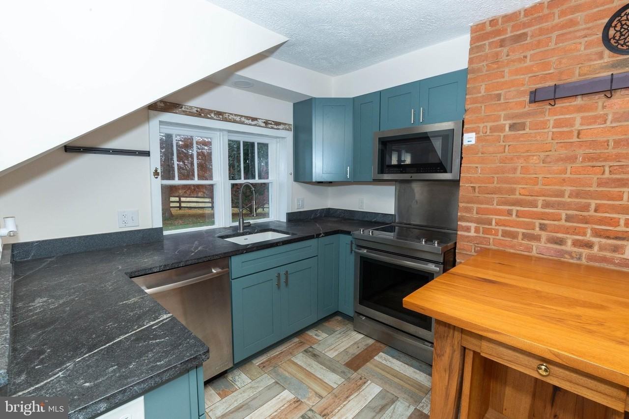 562 Smithfield Lane - Photo 6 of 24