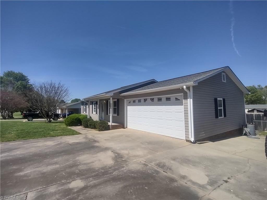 42 Kirk St - Photo 3 of 33