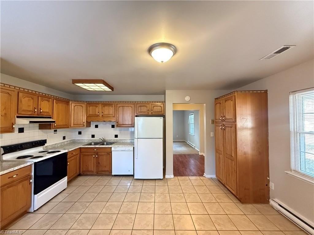 2770 Laguna Ave - Photo 3 of 16