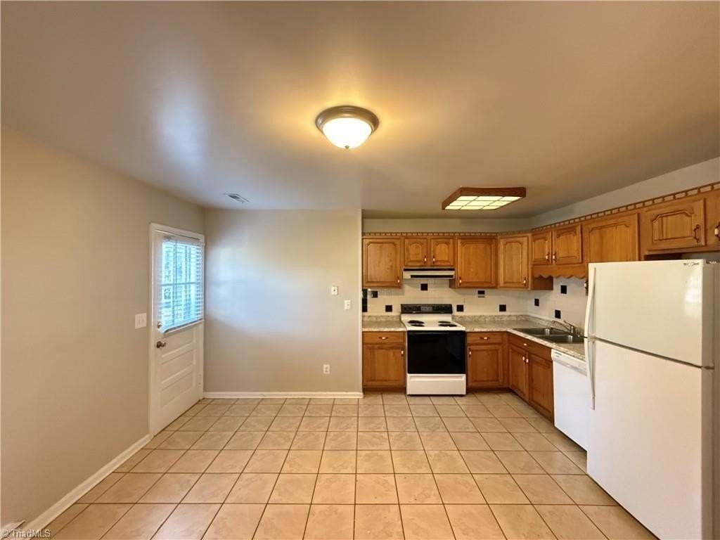 2770 Laguna Ave - Photo 4 of 16