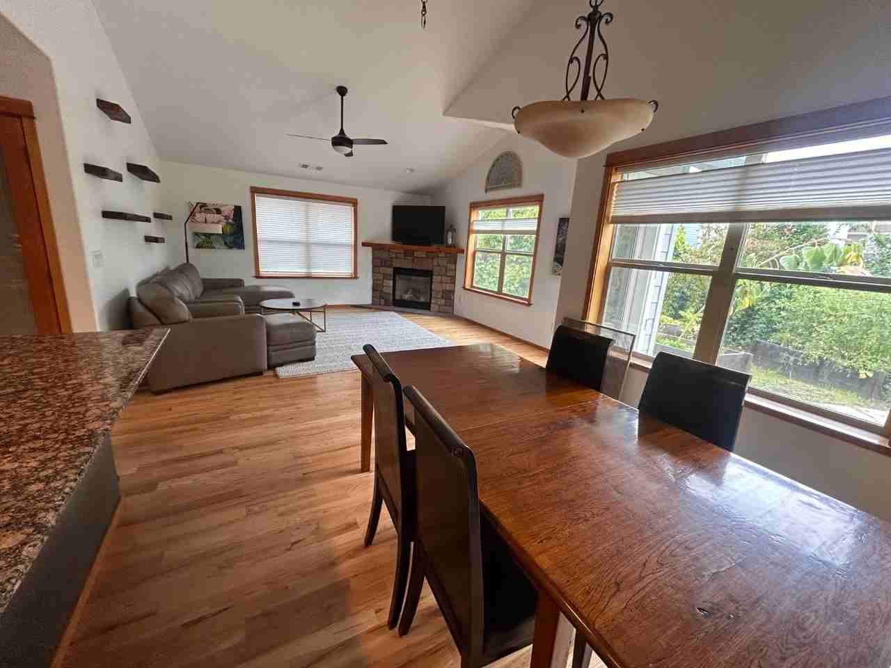 1033 Crimson Ct - Photo 6 of 11