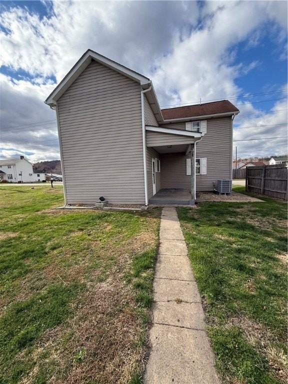 1631 Hyndman St - Photo 2 of 12