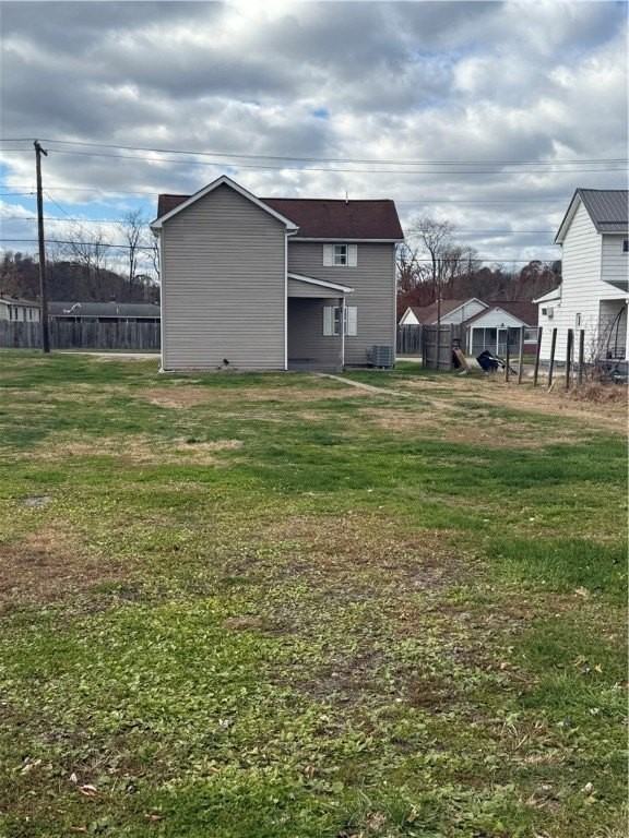 1631 Hyndman St - Photo 3 of 12