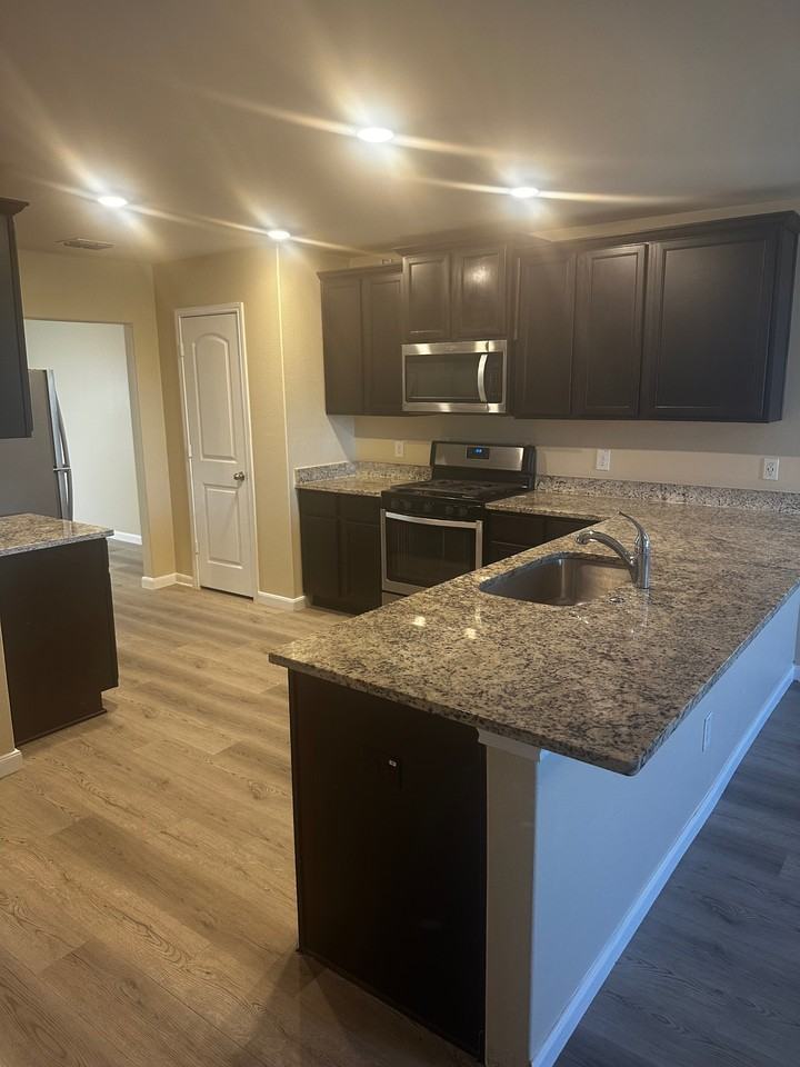 15027 Harbor Lndg - Photo 2 of 50