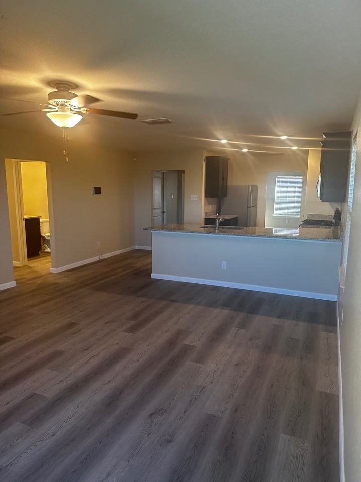 15027 Harbor Lndg - Photo 4 of 50