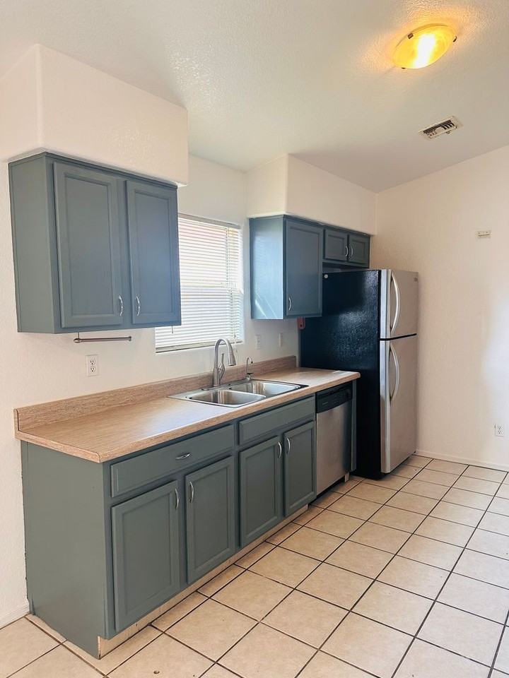 2384 W Silverbell Tree Dr - Photo 3 of 17