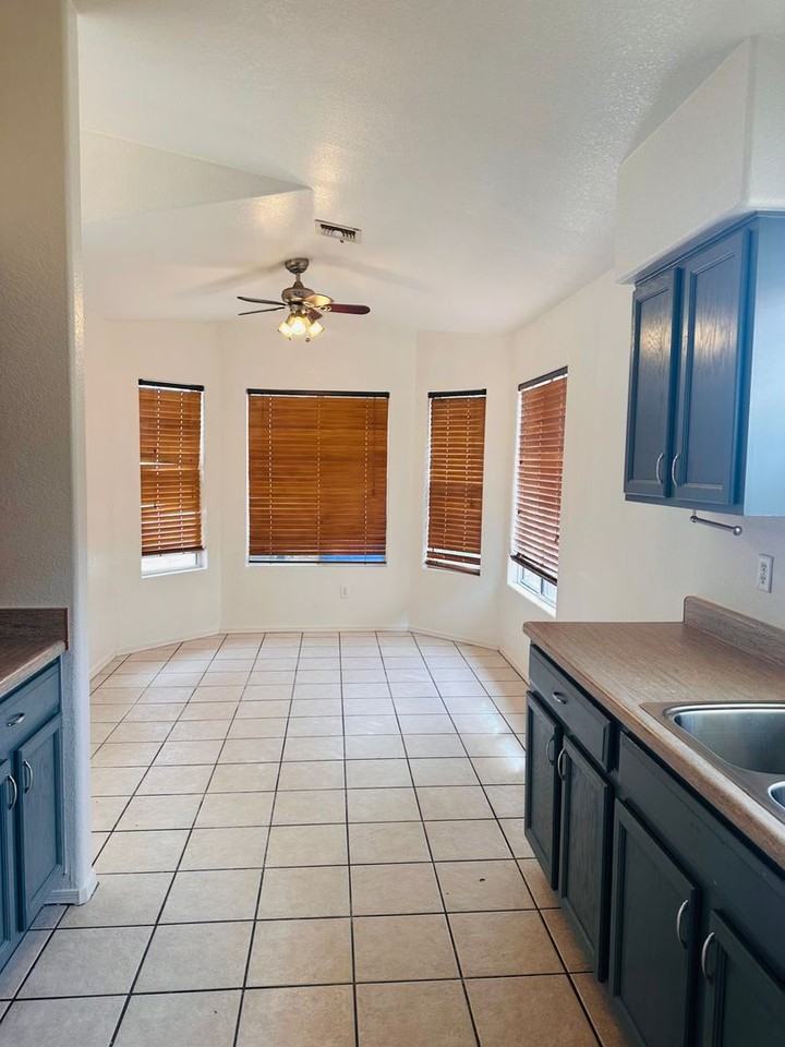 2384 W Silverbell Tree Dr - Photo 4 of 17