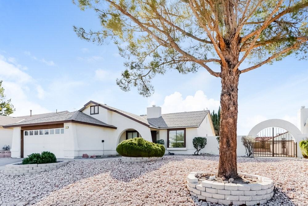 141 Emden Dr - Photo 3 of 16