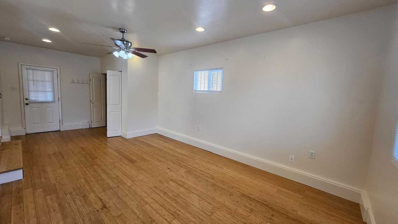 925 Palomas Drive Southeast - Photo 4 of 16