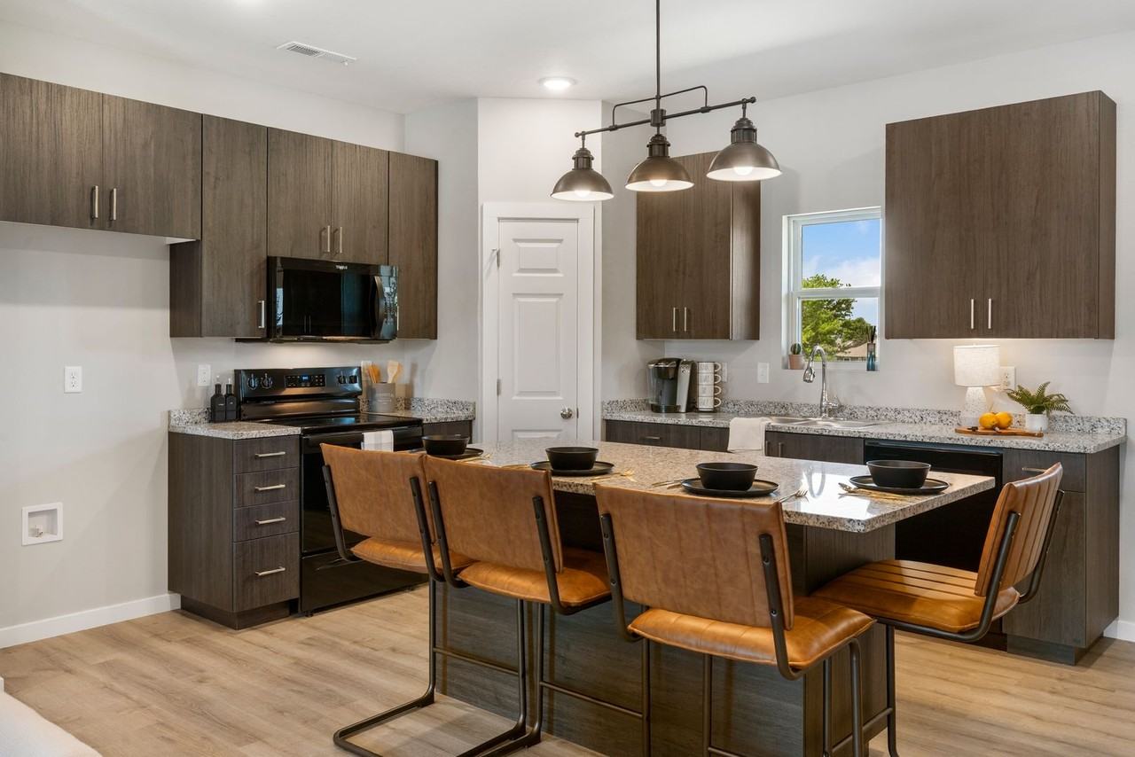 665 East Forest Street - Photo 7 of 37