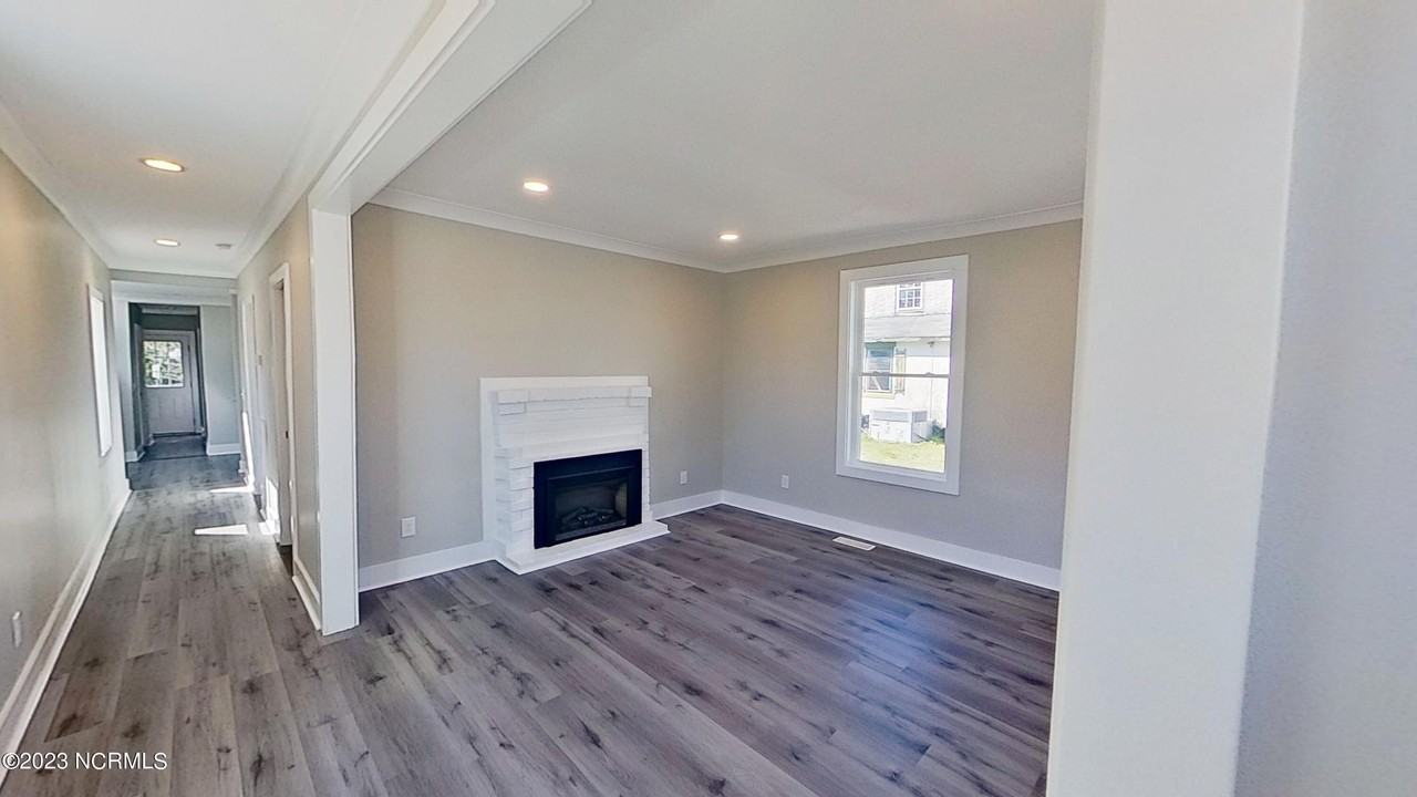 319 Anderson St - Photo 4 of 24