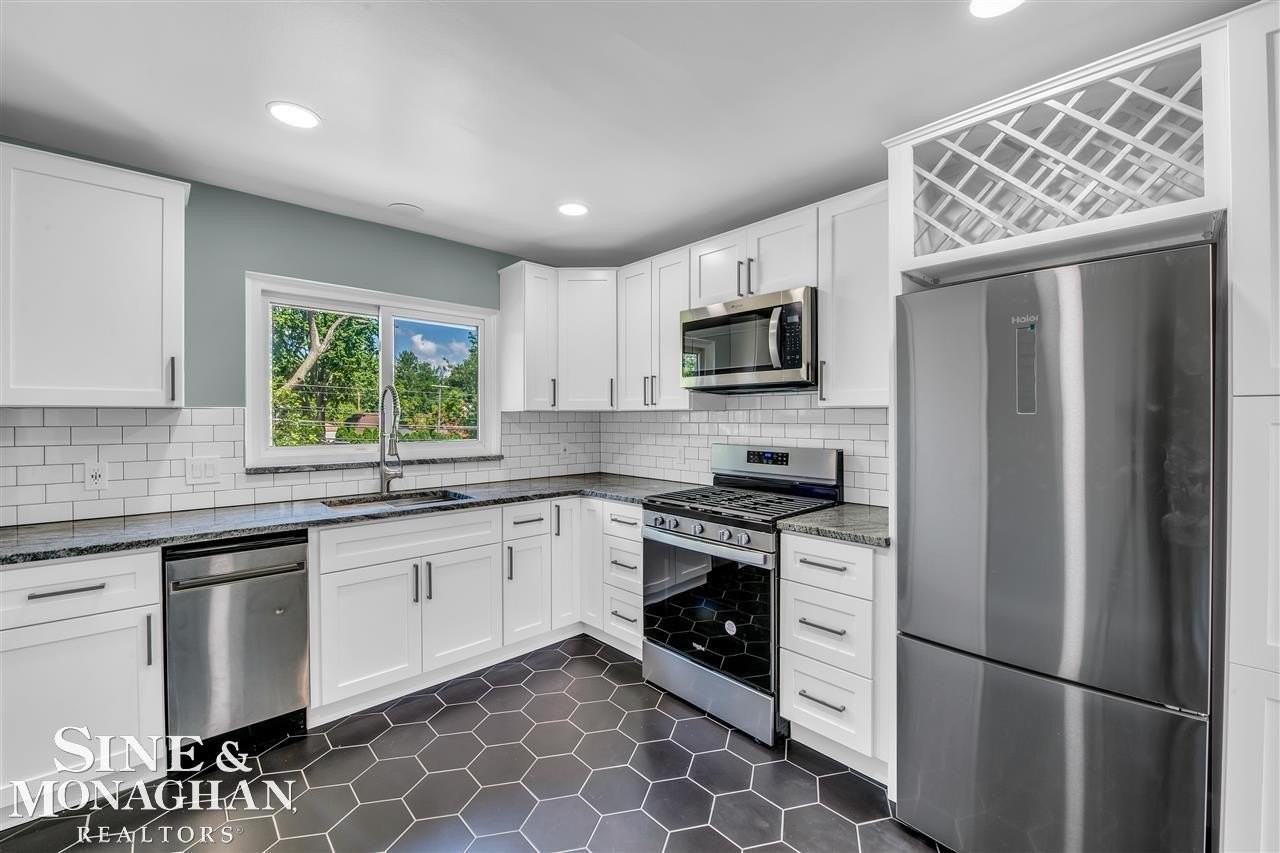 796 Harcourt Rd - Photo 7 of 33