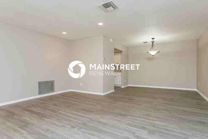 5011 Nw 17th St - Photo 3 of 16