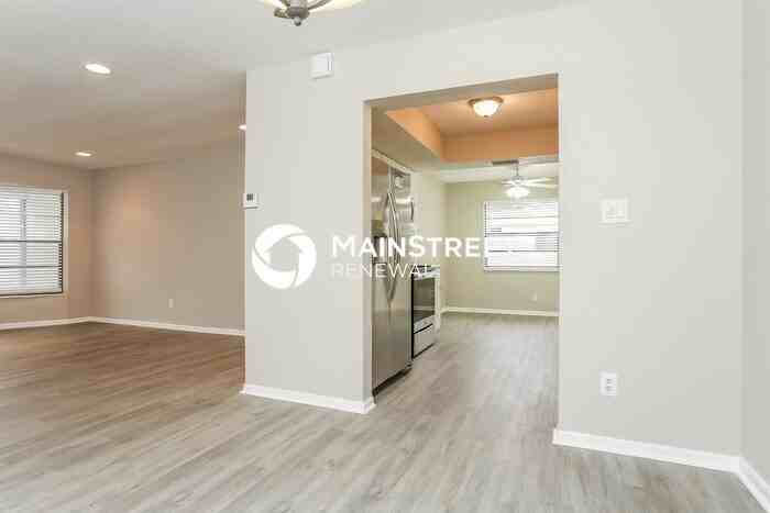 5011 Nw 17th St - Photo 5 of 16