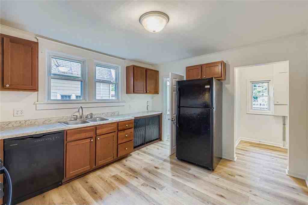 1501 Sherburne Ave - Photo 7 of 16