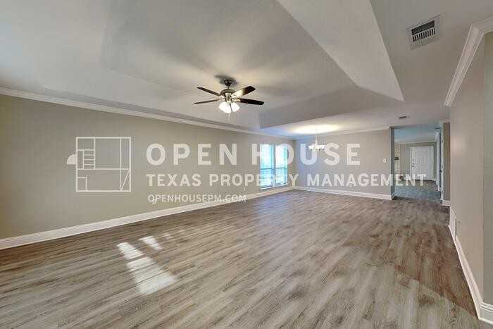 7008 Bentley Ave - Photo 6 of 22