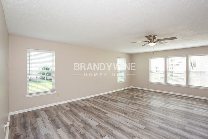 967 Webb Dr - Photo 4 of 20