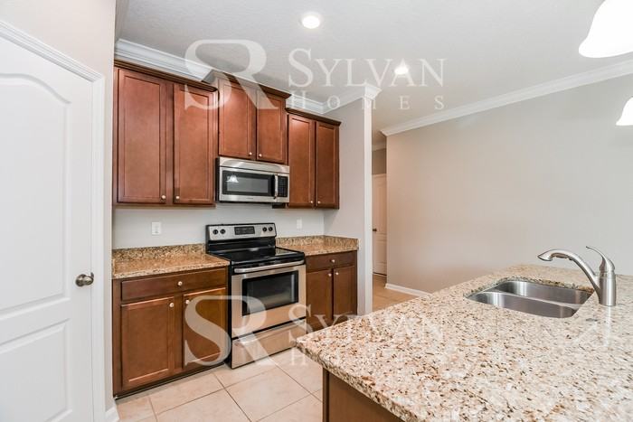 16045 Bainebridge Dr - Photo 5 of 15