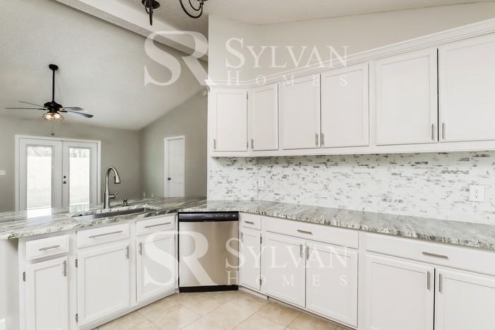 801 Long Lake Dr - Photo 4 of 15