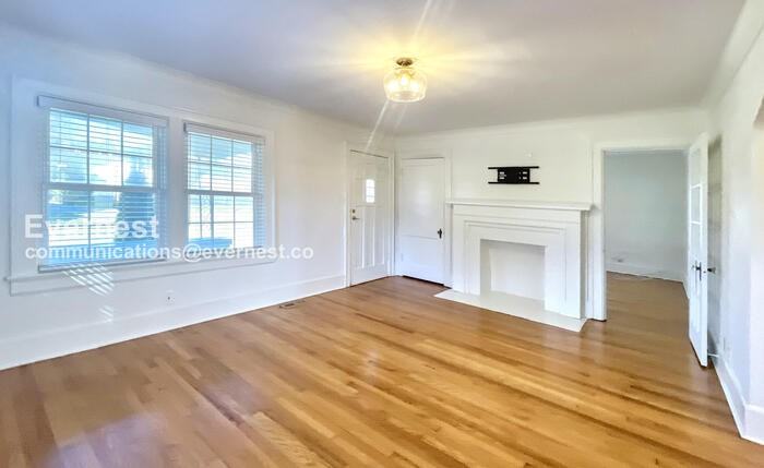 1618 Hickory Valley Rd - Photo 6 of 20