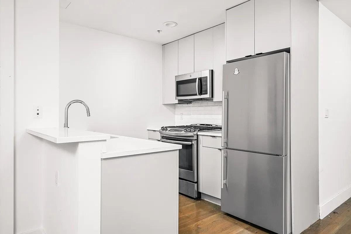 155 Attorney Street #5E - Photo 4 of 10