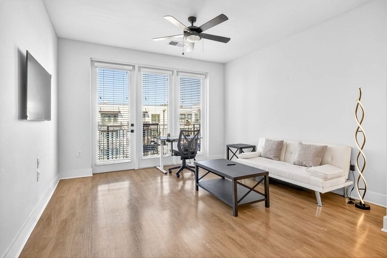 1116 Gramercy Ln #1317854P - Photo 3 of 36