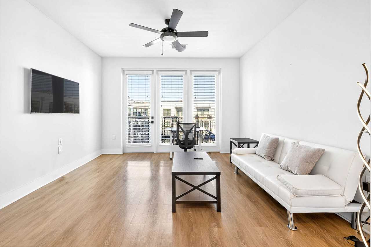 1116 Gramercy Ln #1317854P - Photo 4 of 36