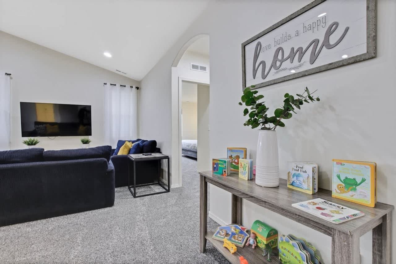 2213 E Elm Grove Dr #1250652P - Photo 3 of 50