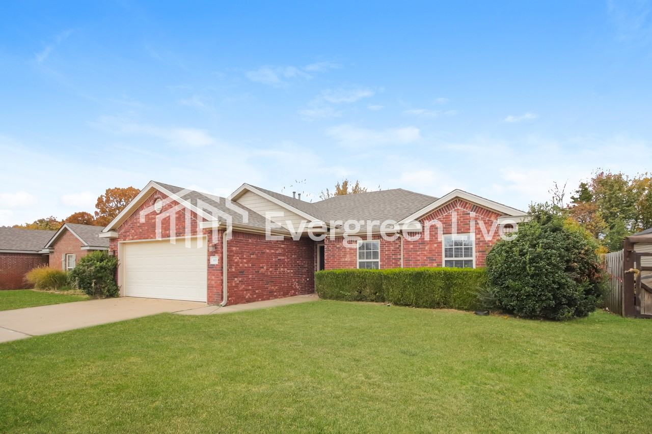 409 E Mccann Rd - Photo 3 of 16