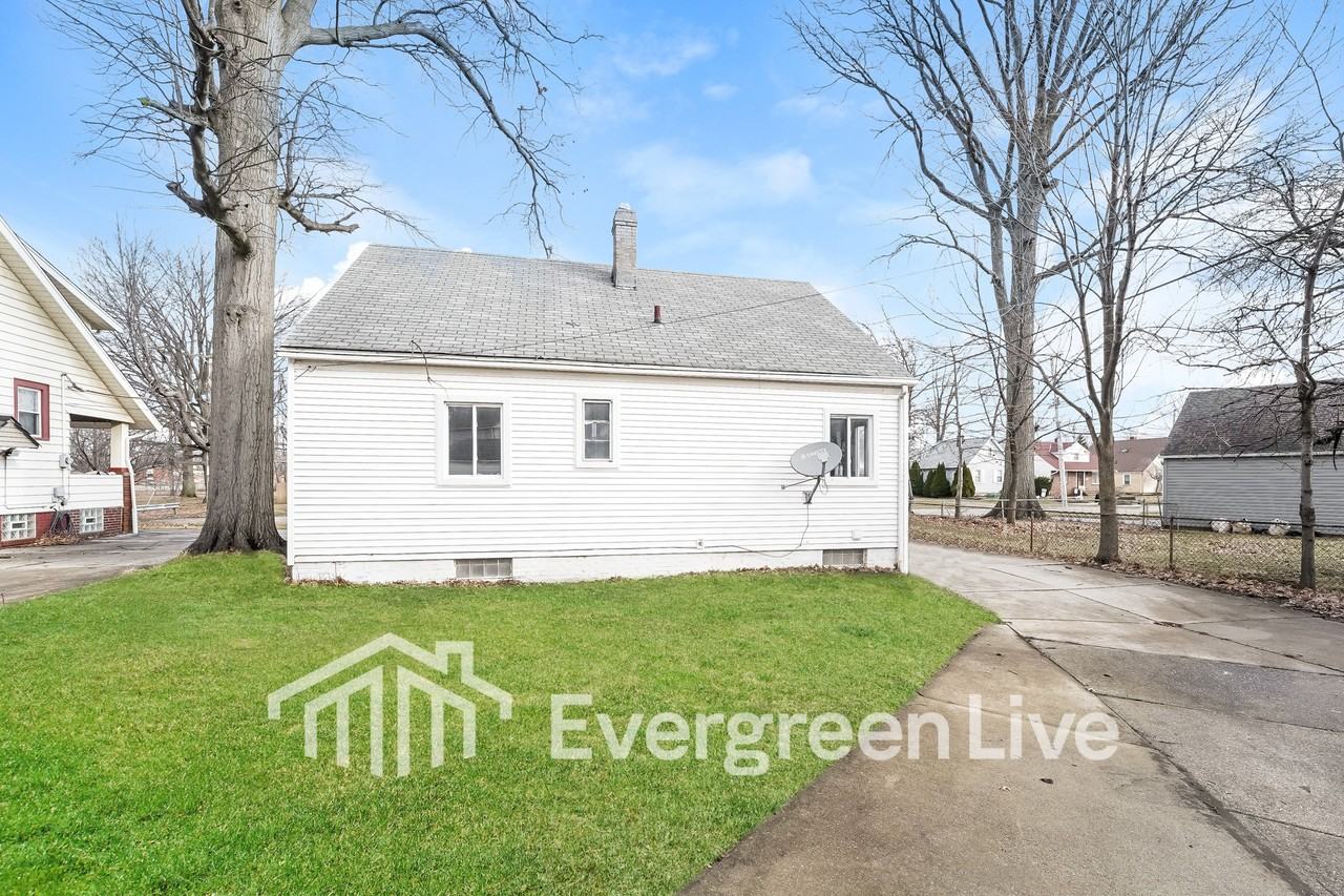 23200 Blackstone Ave - Photo 3 of 4