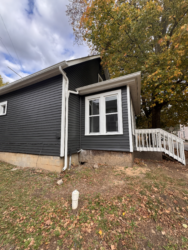 220 W Brown Ave - Photo 2 of 20