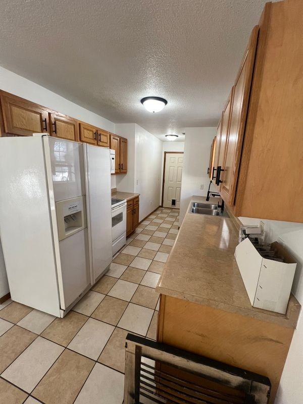 109 W Pleasant St - Photo 2 of 10