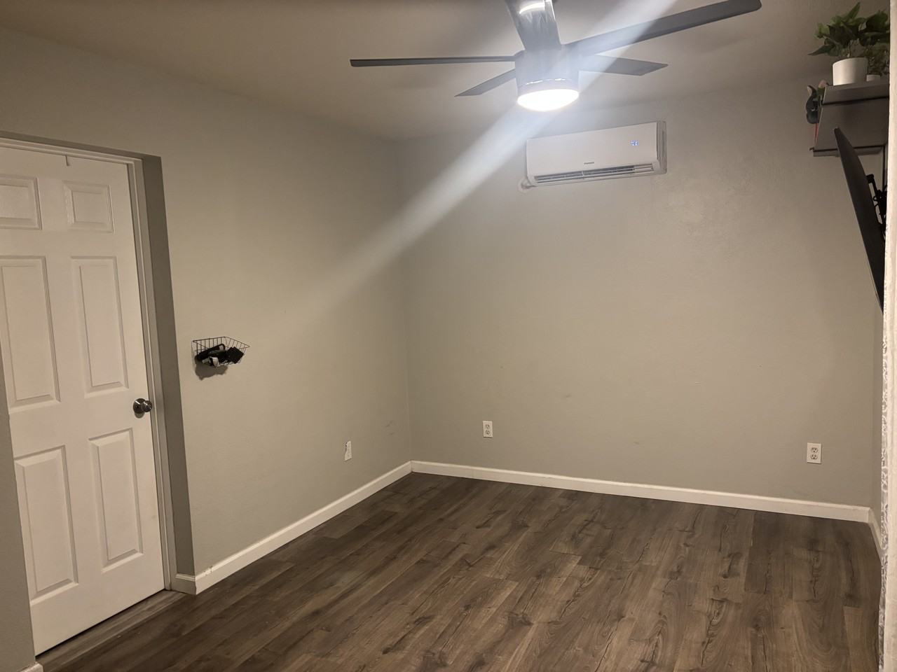 215 E Manchester Ln #APT - Photo 4 of 8