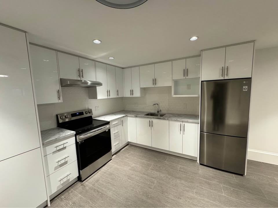 939 Forest Hills Drive #bsmt - Photo 2 of 15