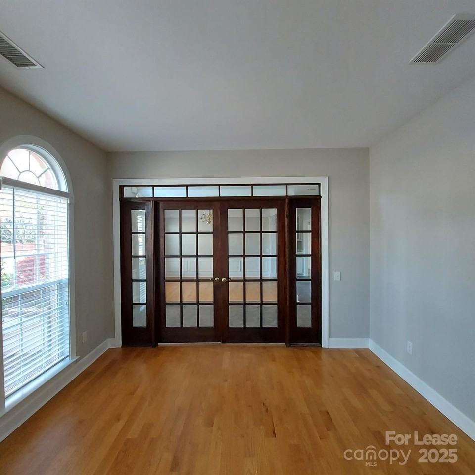 10820 Knight Castle Drive - Photo 4 of 35