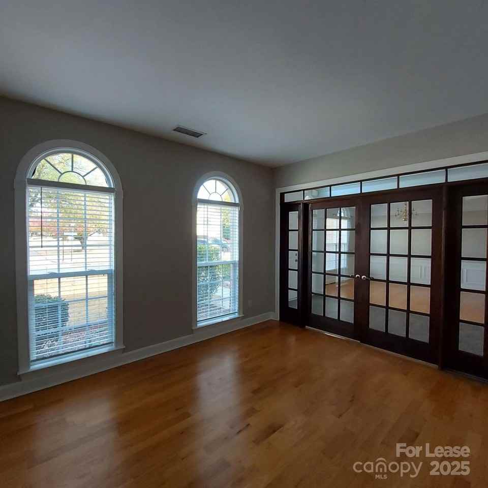 10820 Knight Castle Drive - Photo 5 of 35