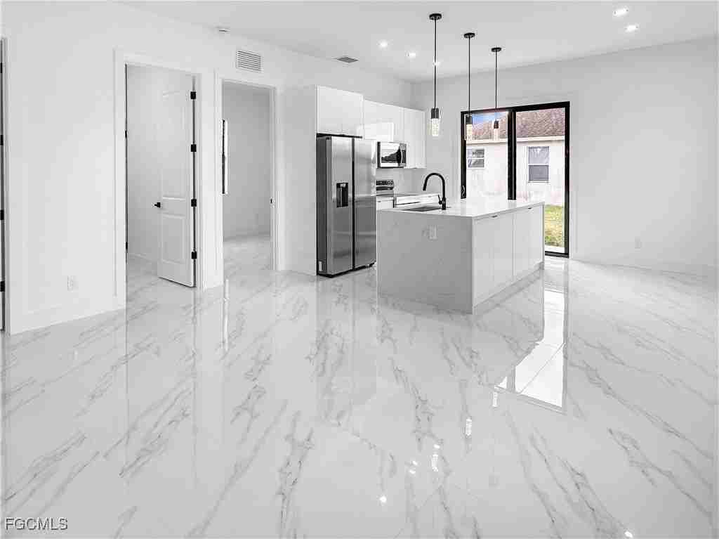 916 Sara Ave N - Photo 2 of 23