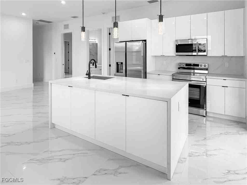 916 Sara Ave N - Photo 5 of 23