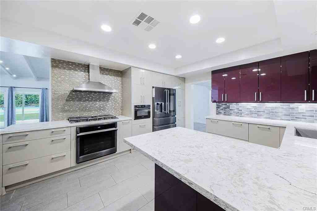 5817 Lockhurst Dr - Photo 2 of 4