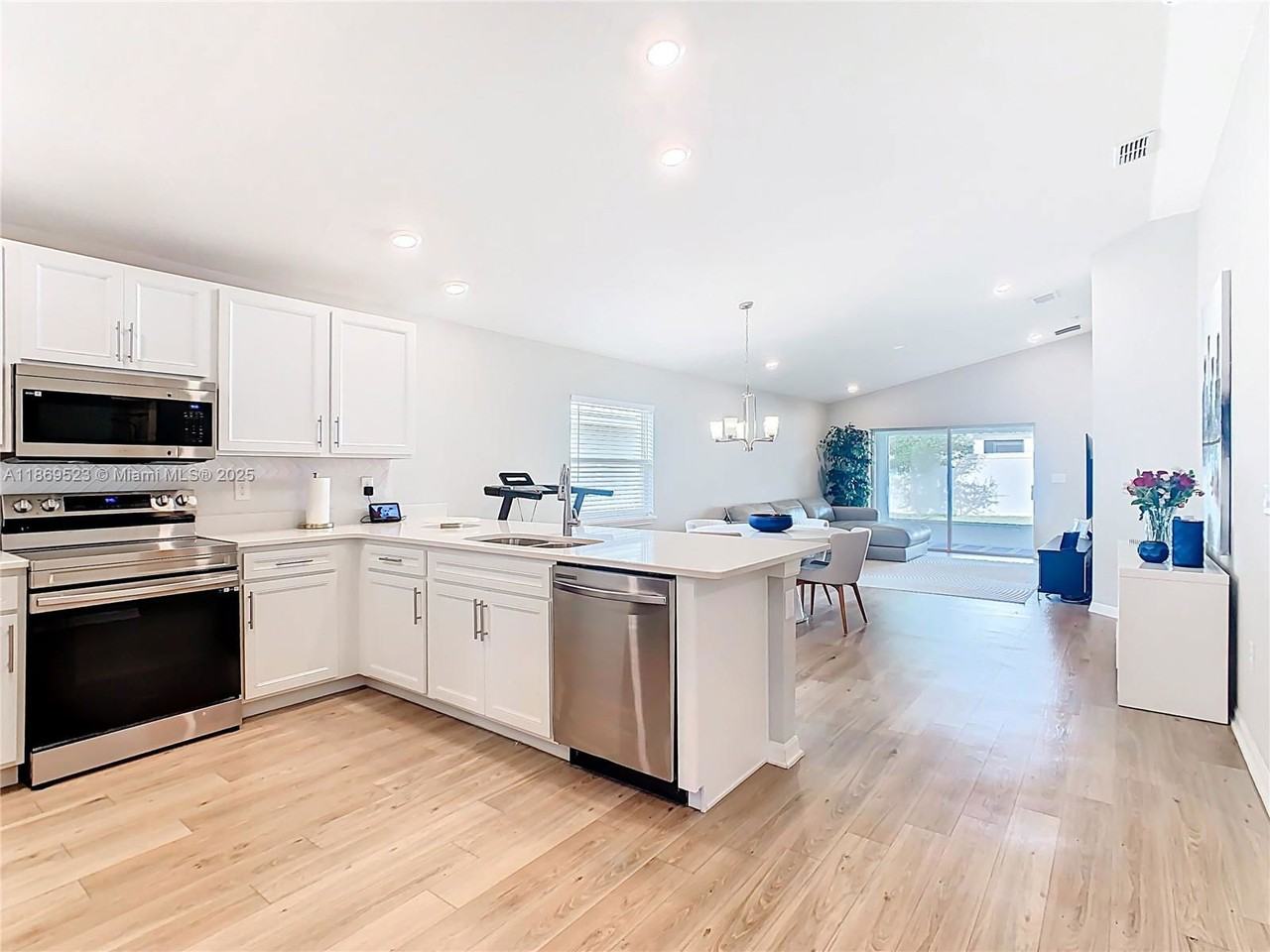 1060 Cascade Dr - Photo 2 of 8