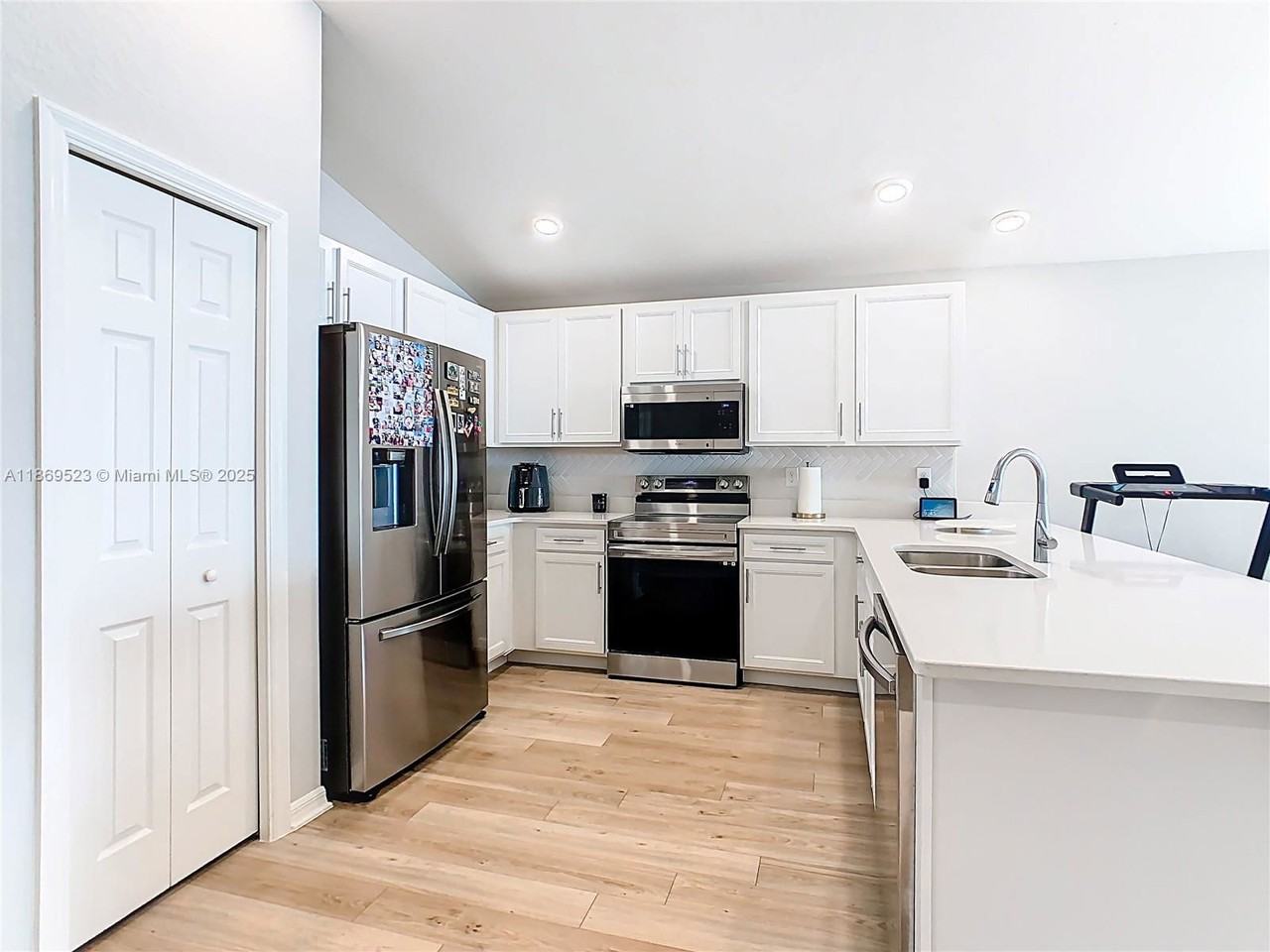 1060 Cascade Dr - Photo 3 of 8