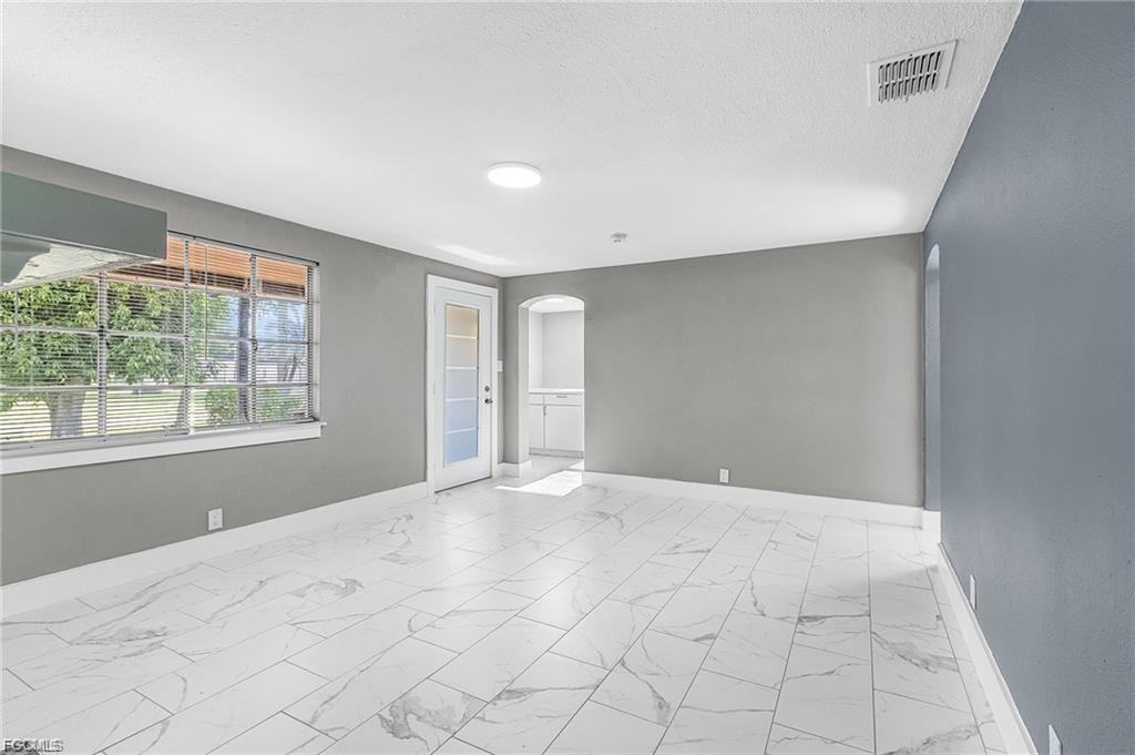 4472 E Riverside Dr - Photo 2 of 8