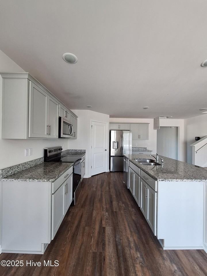 1213 Fowler Dr - Photo 4 of 18